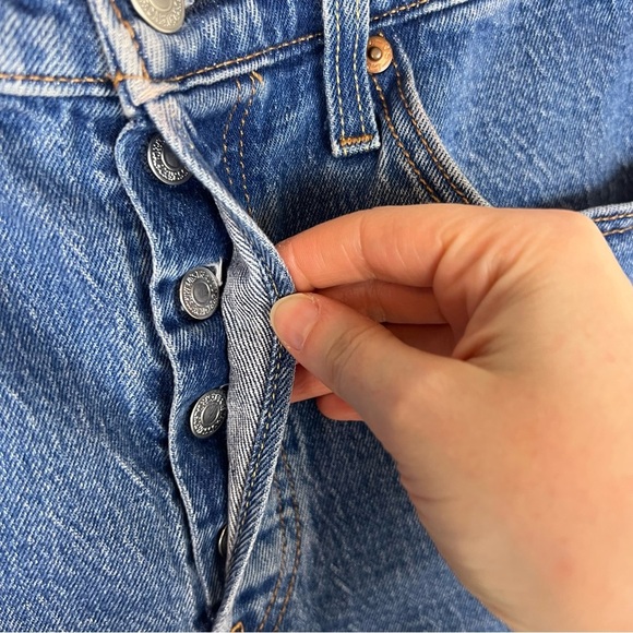 Levi’s 501 Cutoff High Rise Denim Jean Shorts Size 28 - Picture 2 of 5